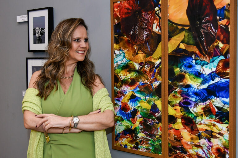 Andréa Murarolli durante a exposição Impressões no Iguatemi Campinas